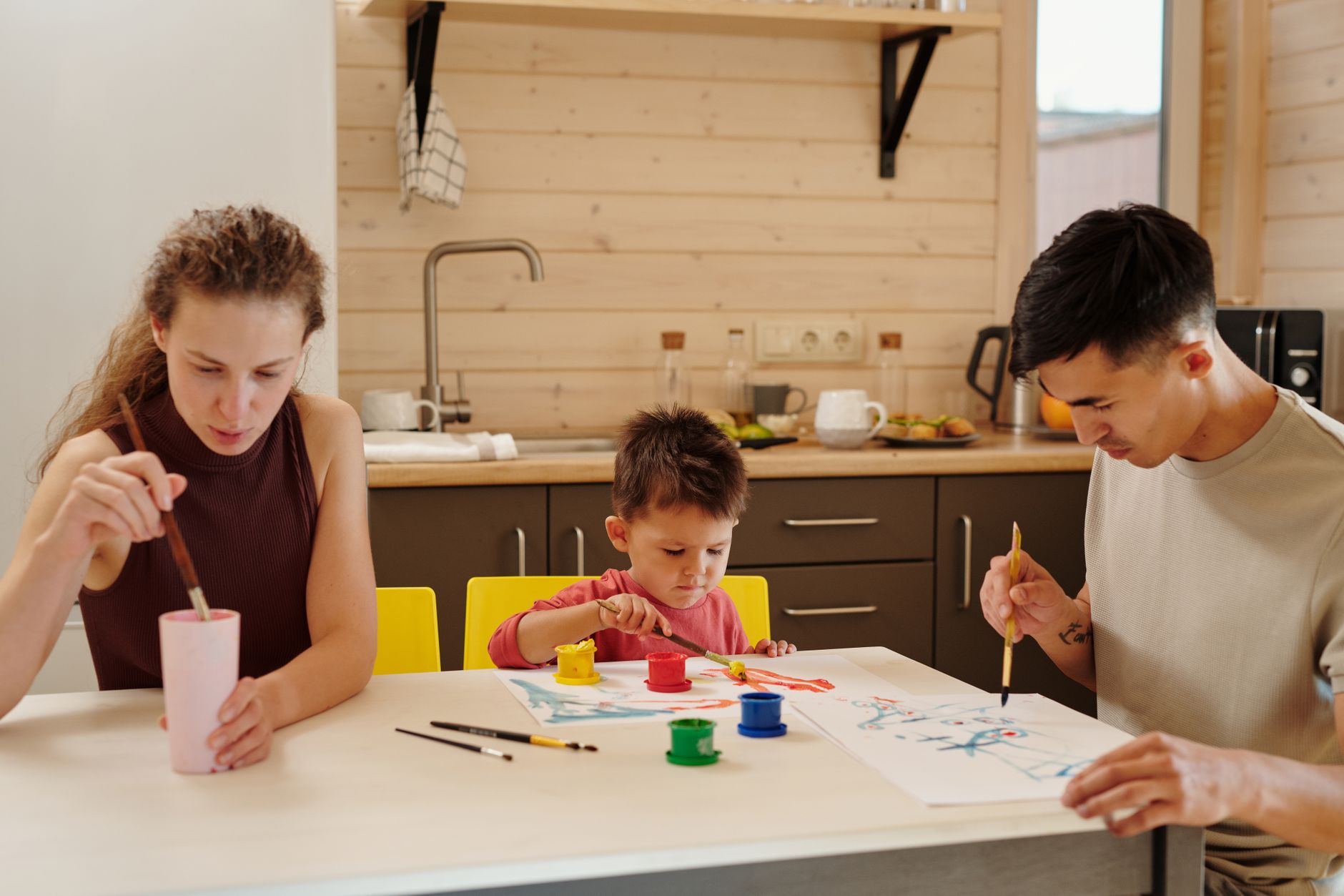 Enfants qui font des activités manuelles