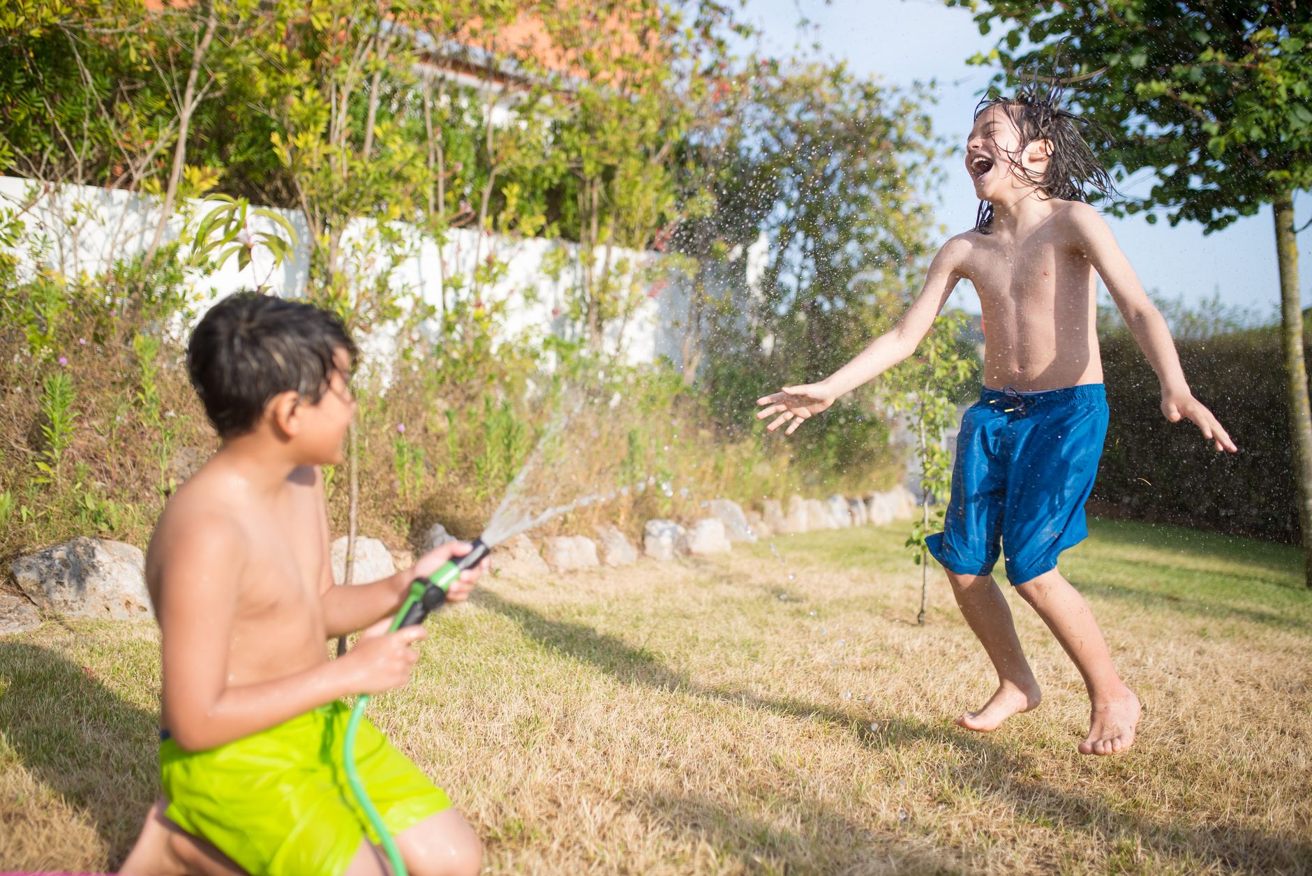 Enfants qui jouent dehors