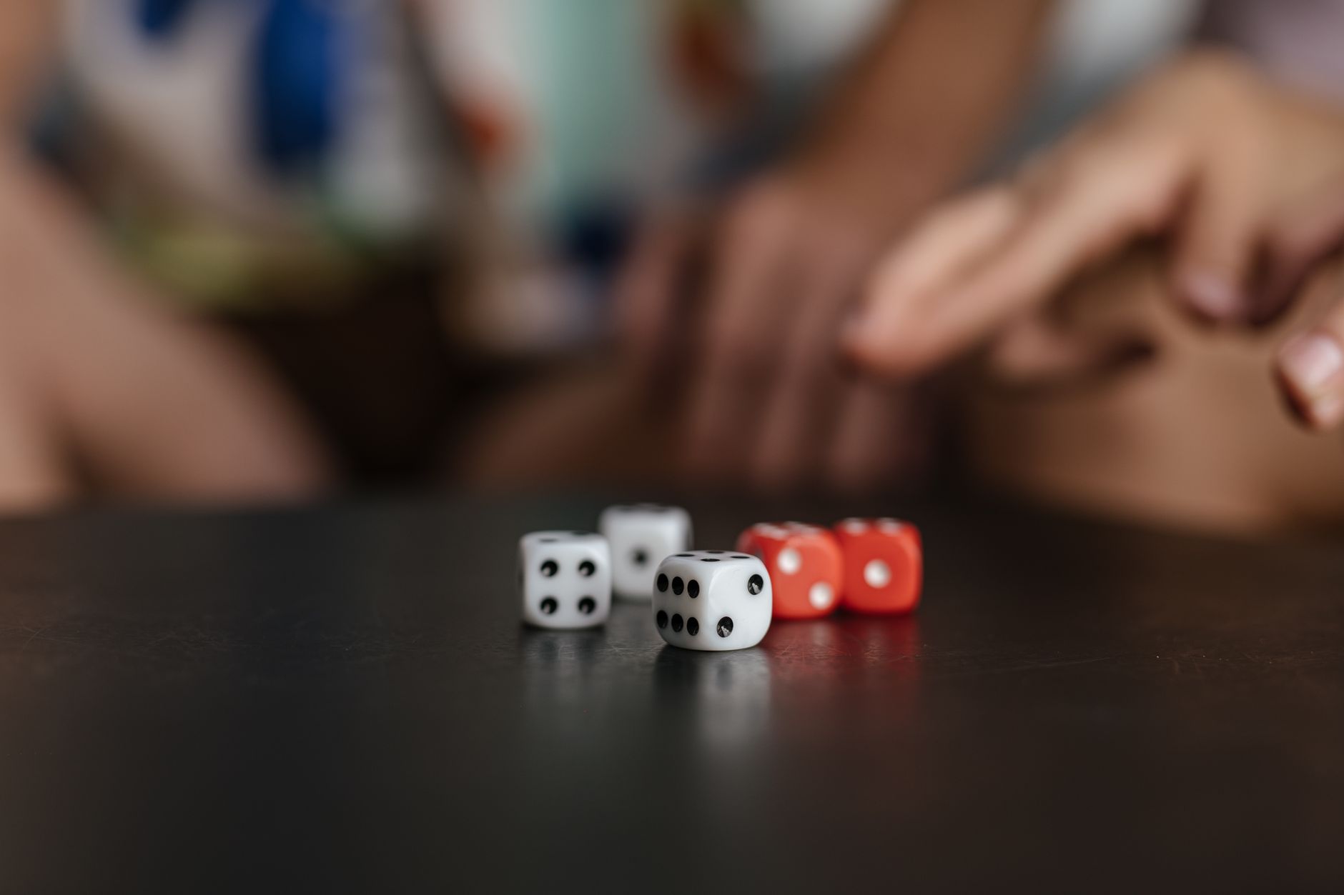 Enfants jouant à un jeu de société